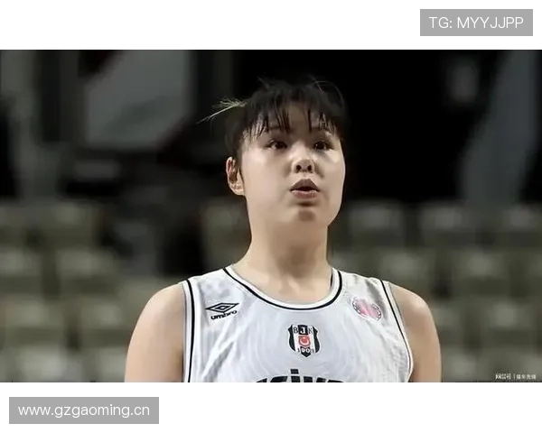 刷到李月汝日常照，我还在数月底账单，她随手把名牌当路人