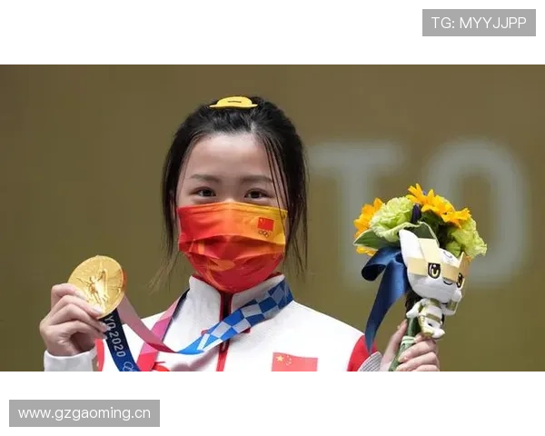 杨倩训练完顺手拿个奥运金牌，回家还能辅导弟弟写作业？