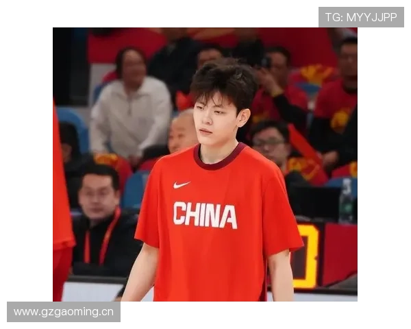 杨舒予这生活节奏也太反差了吧，训练场上猛如虎，下了场秒变逛街少女？