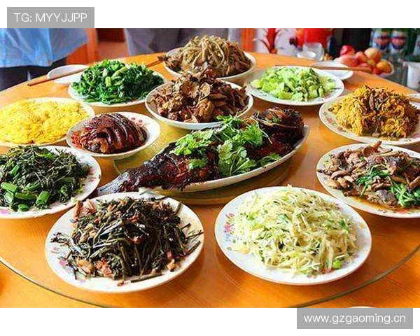 苏亚雷斯训练完回家吃晚饭，餐桌上摆着三块牛排、两盘意面，还有一整只烤鸡